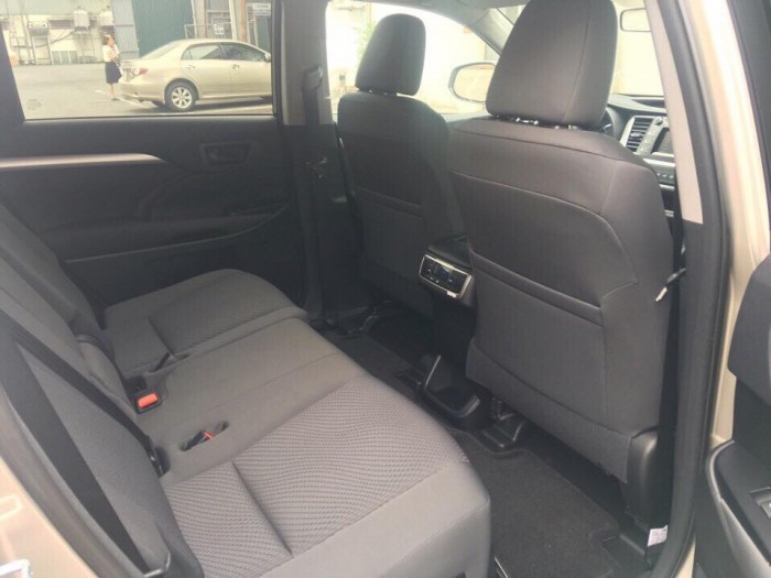 Giao ngay xe mới nhập khẩu Mỹ Toyota Highlander LE màu vàng cát.