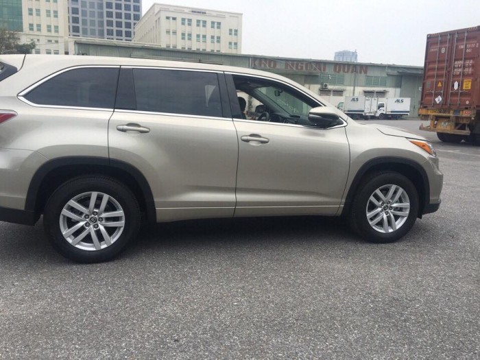 Giao ngay xe mới nhập khẩu Mỹ Toyota Highlander LE màu vàng cát.