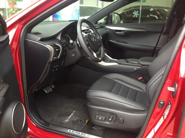Giao ngay xe mới nhập khẩu Mỹ Lexus NX200T - Fsport màu đỏ, bảo hành 36 tháng.