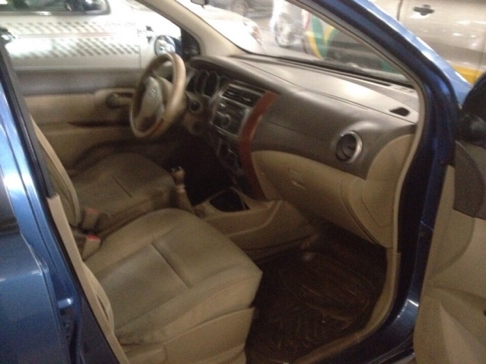 Cần Bán xe Nissan Livina 2k10,máy xăng, số sàn 2