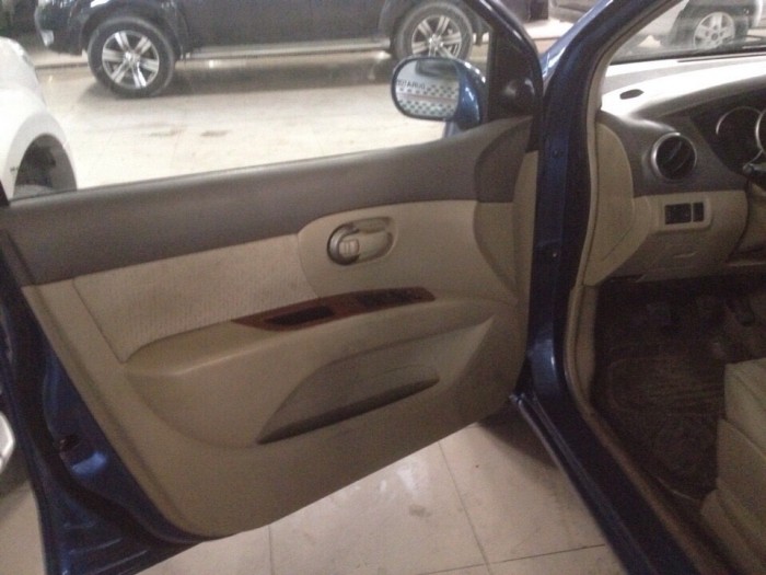 Cần Bán xe Nissan Livina 2k10,máy xăng, số sàn 6