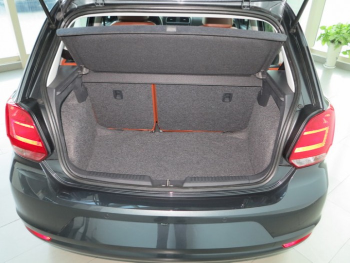 Polo Hatchback Tặng 1 năm bảo dưỡng và dán kính 3M
