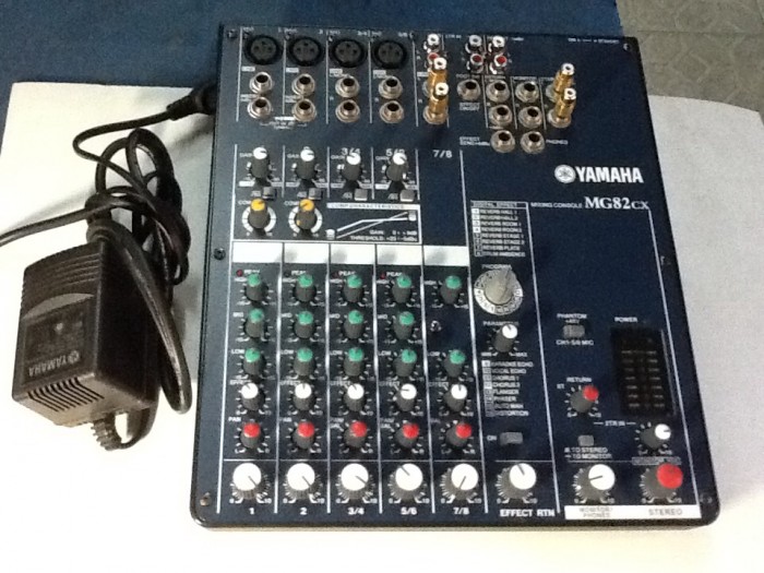 Bán chuyên mixer karaoke yamaha MG 82cx  hàng còn  đẹp  mới .