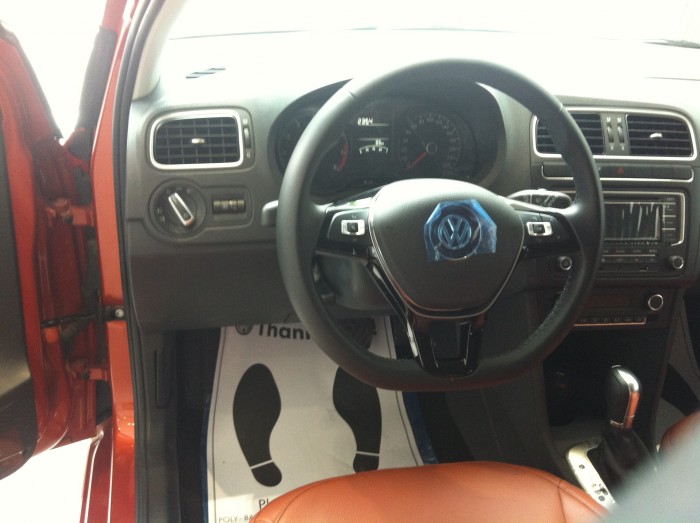 Cảm giác lái êm ái mạnh mẽ về động cơ Volkswagen POLO Hatchback 1.6 anh em Audi
