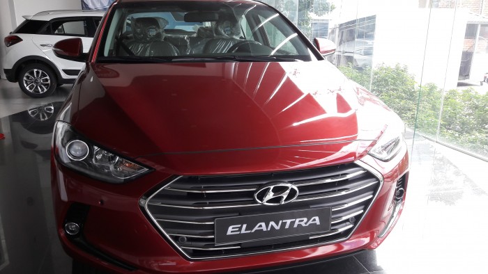 Bán Hyundai Elantra 2.0AT trắng và đỏ, cam kết giá tốt nhất, nhân viên nhiệt tình, trách nhiệm