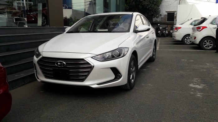 Bán Hyundai Elantra 2016 màu trắng 2.0AT, xe giao ngay, giá tốt nhất,