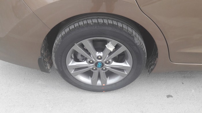 Nhanh tay sở hữu Hyundai Elantra 2016 1.6AT vàng cát, có ngay MACBOOK 30tr và hơn thế nữa