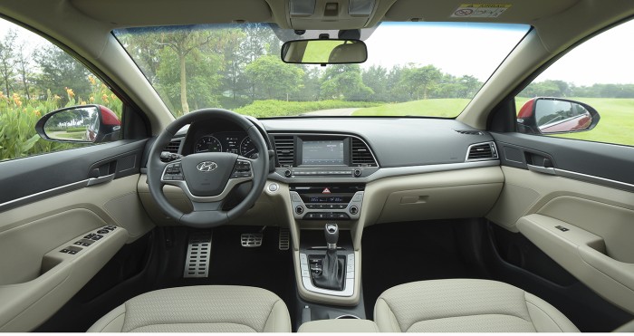 Nhanh tay sở hữu Hyundai Elantra 2016 1.6AT vàng cát, có ngay MACBOOK 30tr và hơn thế nữa