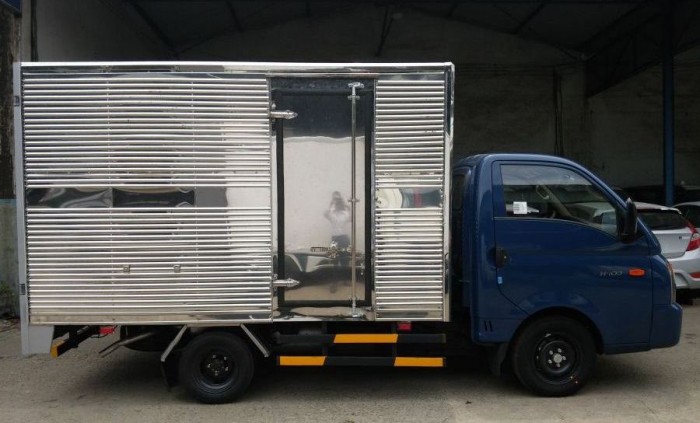 Xe tải 1 tấn Hyundai Porter 2 nhập khẩu thùng kín inox giao ngay