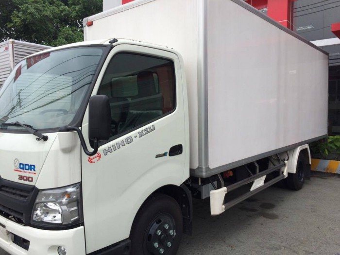 Xe tải Hino XZU-730L 4.6 tấn thùng bảo ôn, giá ưu đãi