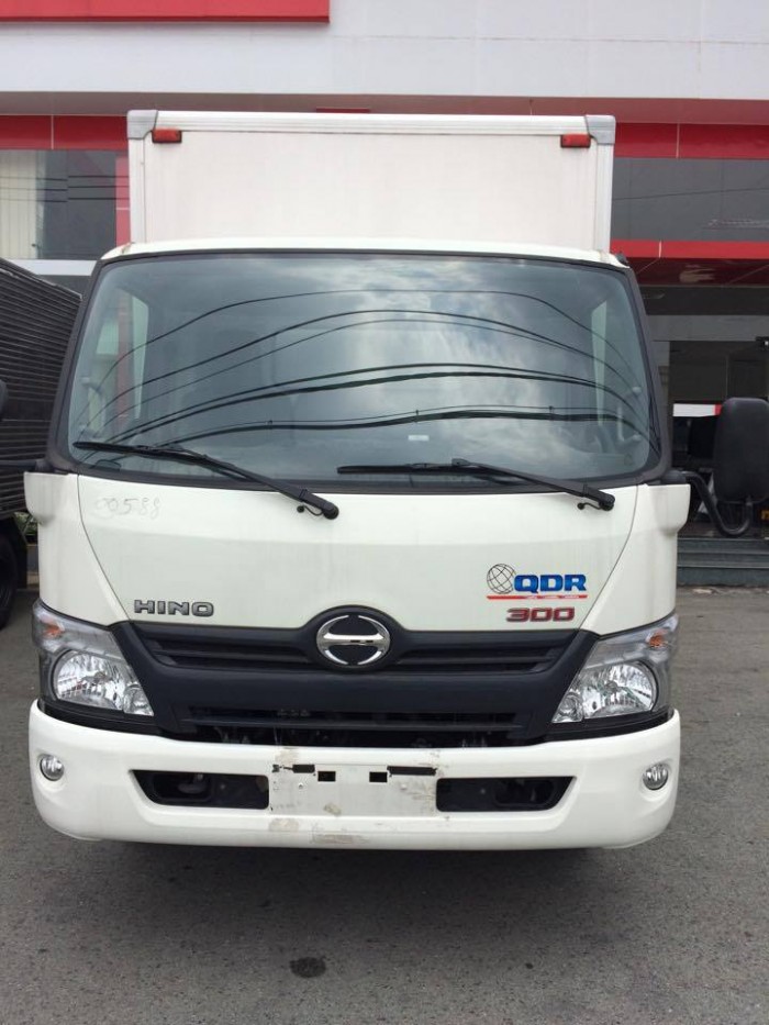 Xe tải Hino XZU-730L 4.6 tấn thùng bảo ôn, giá ưu đãi