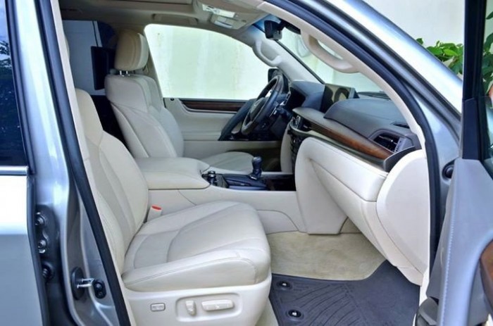 Cần bán Lexus LX 570 đời 2016, màu bạc ánh kim, nhập khẩu Mỹ nguyên chiếc, giao ngay