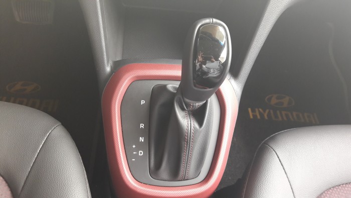 Hàng mới về cập cảng Hyundai Grand i10 1.2AT đỏ, giá tốt bất ngờ