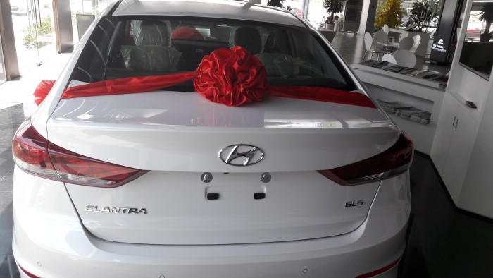 Hyundai Elantra 2016 1.6MT có AVN về đủ màu lựa chọn, giá tốt bất ngờ