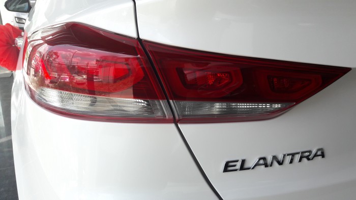 Hyundai Elantra 2016 1.6MT có AVN về đủ màu lựa chọn, giá tốt bất ngờ