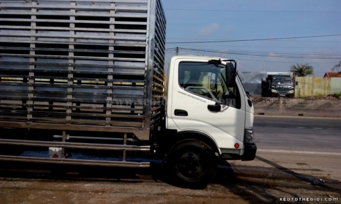 Bảng giá và thông số kỹ thuật dòng xe tải thùng chở gà, chở vịt  Hino 4,3 tấn, Hino tải