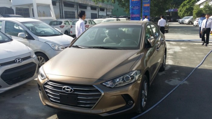 Giá khuyến mãi tháng 10 Hyundai Elantra 2016 hỗ trợ vay 80%.