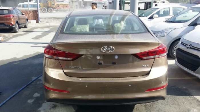 Giá khuyến mãi tháng 10 Hyundai Elantra 2016 hỗ trợ vay 80%.