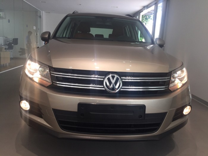 SUV Volkswagen Tiguan 2.0 giá cực hot gọi Quân để lái thử và nhận ưu đãi.