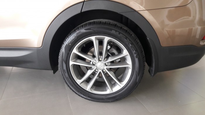 Cam kết giá tốt nhất kèm ưu đãi cực khủng chỉ với 250tr là rinh ngay Hyundai Santafe 2016 đen lịch lãm, sang trọng , trẻ trung