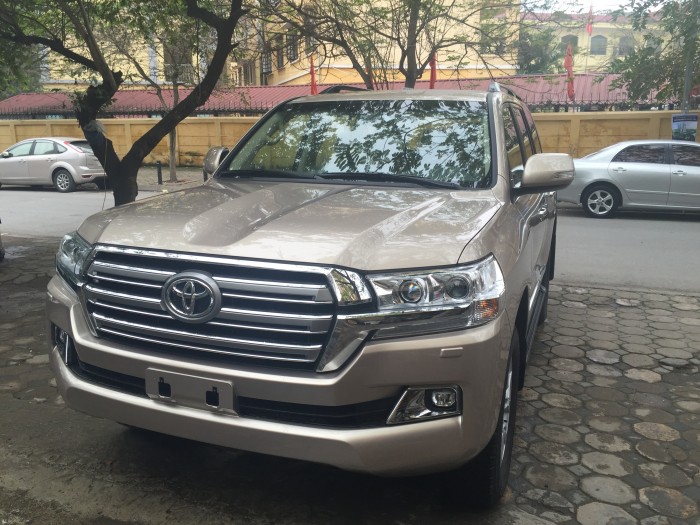 Bán ô tô Toyota Land Cruiser V8 mầu vàng cát mới 2016