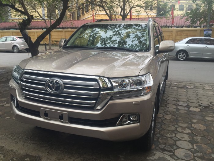 Bán ô tô Toyota Land Cruiser V8 mầu vàng cát mới 2016