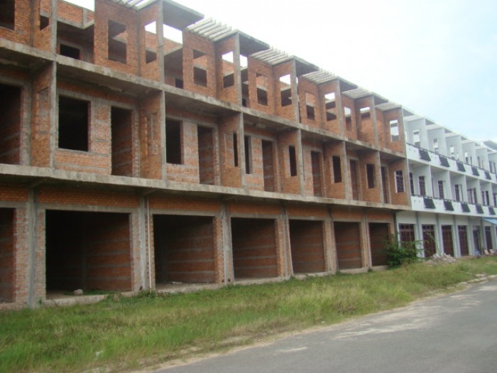 Bán nhà xây thô 1 trệt 2 lầu tại ngã 5 xã Tân Thành