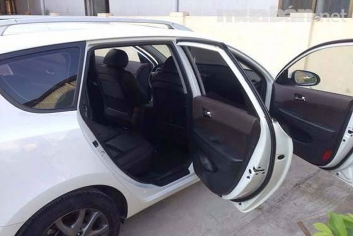 Cần bán xe Huyndai i 30CW màu trắng đời 2011 chính chủ