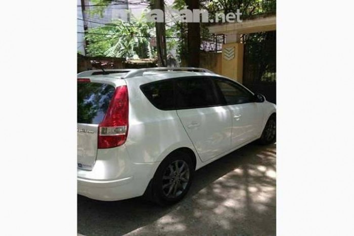 Cần bán xe Huyndai i 30CW màu trắng đời 2011 chính chủ