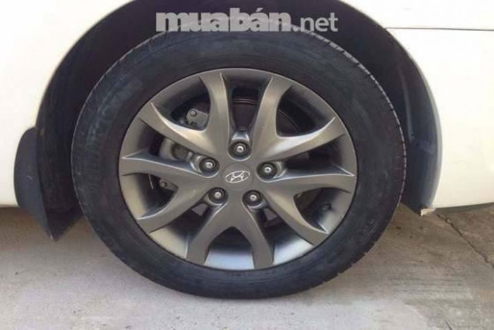 Cần bán xe Huyndai i 30CW màu trắng đời 2011 chính chủ