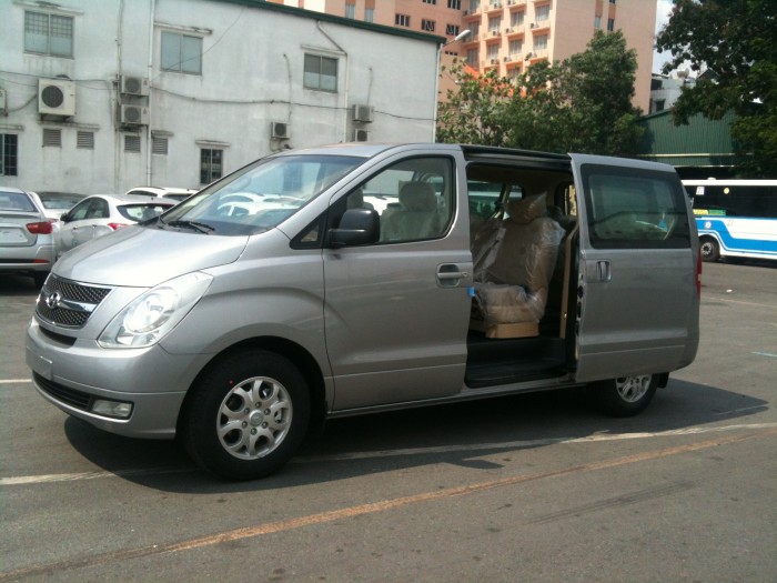 Bán gấp Hyundai Starex 2.5 MT 9 chỗ, màu bạc,máy xăng, giá tốt nhất, ưu đãi lớn cuối năm tại hyundai Trường Chinh