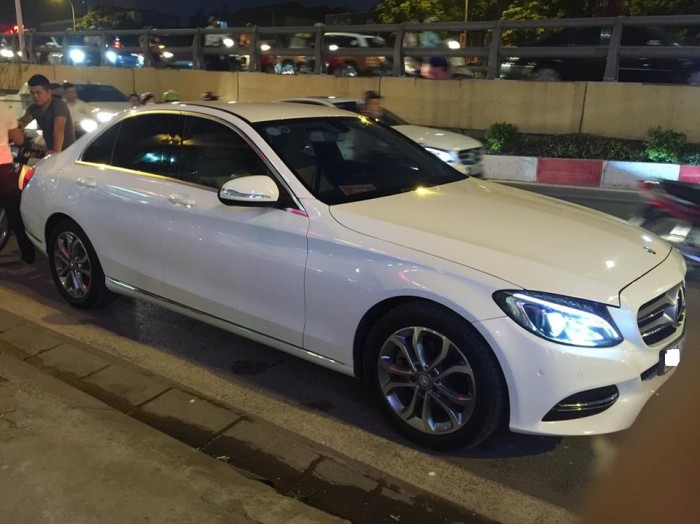 Bán C200 2015, màu trắng, chính chủ mới lăn bánh 12000km