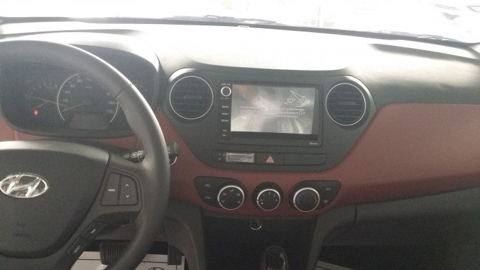 Bán xe Hyundai Grand i10 1.2AT đỏ, giá bao tốt, có xe giao ngay