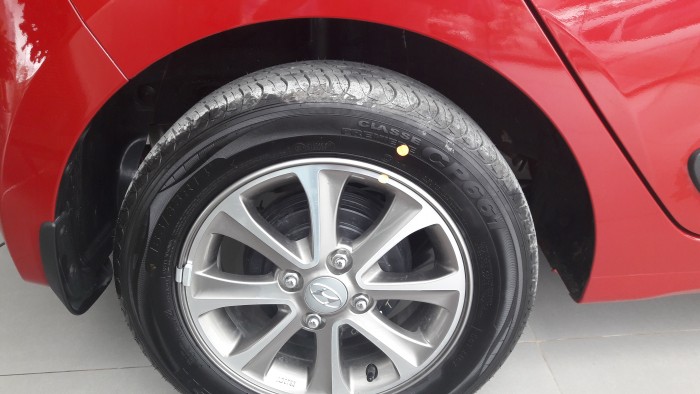 Bán xe Hyundai Grand i10 1.2AT đỏ, giá bao tốt, có xe giao ngay