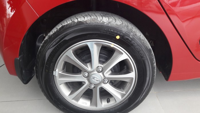 Bán xe Hyundai Grand i10 1.2AT đỏ, giá bao tốt, có xe giao ngay