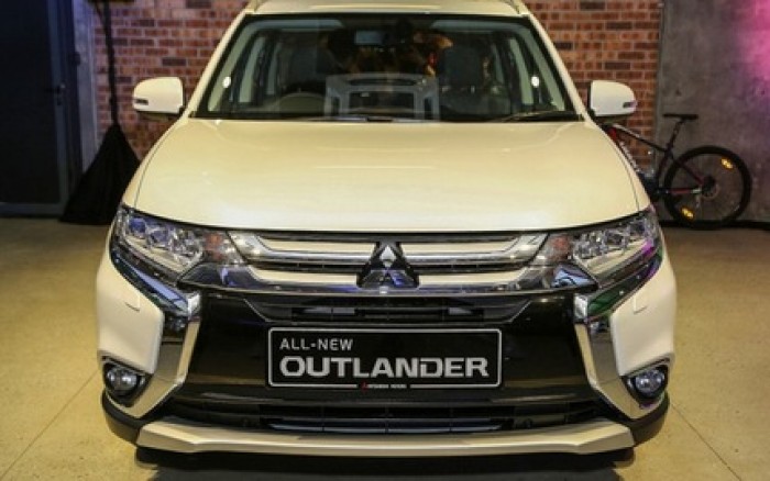 Mitsubishi Outlander 2.0 CVT màu trắng mới model 2017 có trả góp