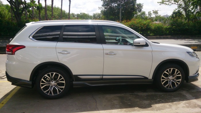 Mitsubishi Outlander 2.0 CVT màu trắng mới model 2017 có trả góp