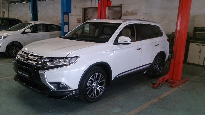Mitsubishi Outlander 2.0 CVT màu trắng mới model 2017 có trả góp