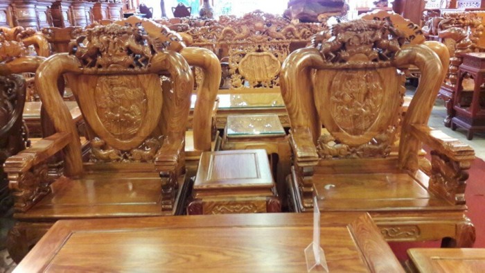 https://nhadepgiarebefico.blogspot.com/ Bộ bàn ghế gỗ hương chạm bát mã 6 món tay 12