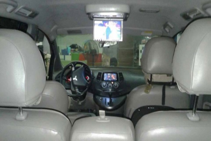 Cần bán xe Mitsubishi Grandis 2008 màu đen 2.4