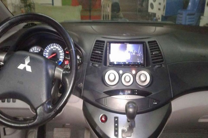 Cần bán xe Mitsubishi Grandis 2008 màu đen 2.4