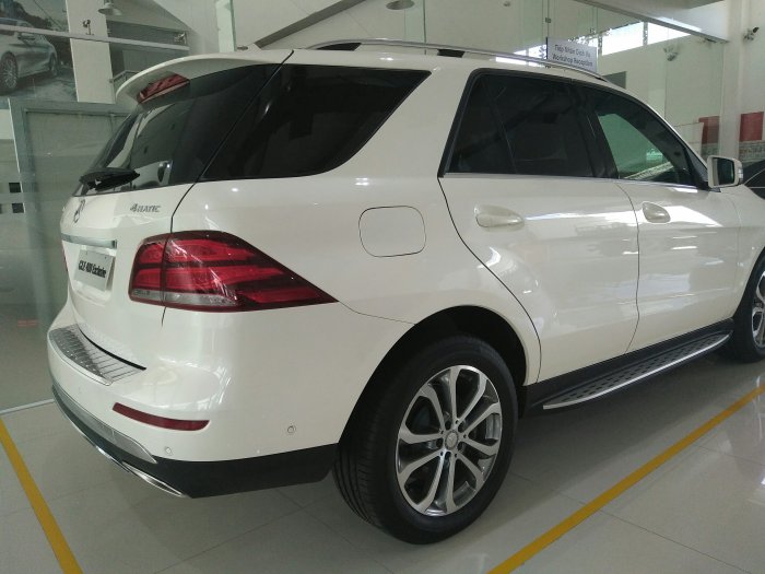 Bán mercedes GLE400 Exclusive 2016, màu trắng nội thất nâu,khuyến mãi lên đến 100 triệu