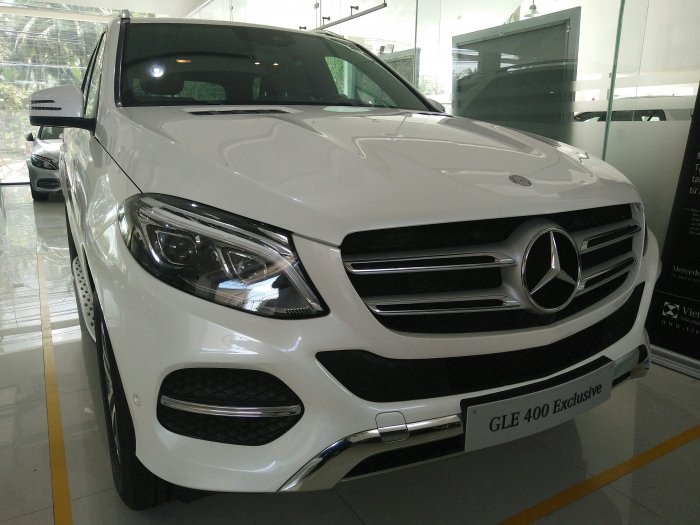 Bán mercedes GLE400 Exclusive 2016, màu trắng nội thất nâu,khuyến mãi lên đến 100 triệu