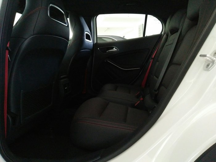 Bán Mercedes GLA45 4Matic AMG 2016 màu trắng nội thất đỏ đen