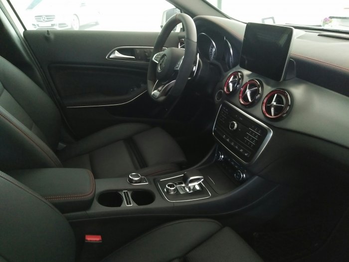 Bán Mercedes GLA45 4Matic AMG 2016 màu trắng nội thất đỏ đen
