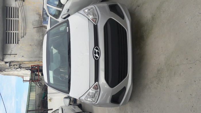 Thanh lý gấp Hyundai Grand i10 1.0MT BASE bạc, uu đãi đến 22 triệu đồng và hơn thế nữa, còn 1 chiếc duy nhất