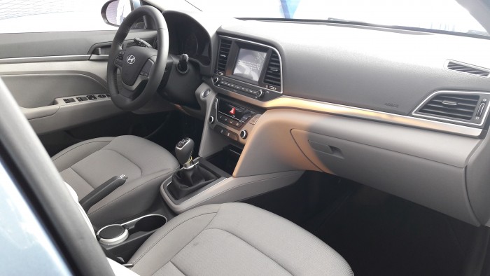 Hyundai Elantra 1.6AT xanh đá mới về tại bãi