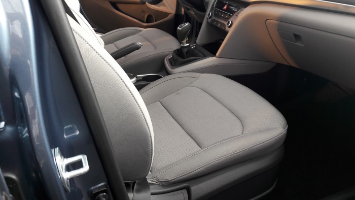 Hyundai Elantra 1.6AT xanh đá mới về tại bãi