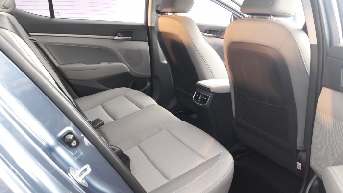 Hyundai Elantra 1.6AT xanh đá mới về tại bãi