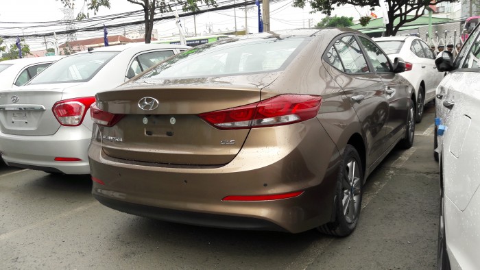 Cần bán Hyundai Elantra 1.6TM vàng cát, ưu đãi lên đến 40 triệu đồng và hơn thế nữa